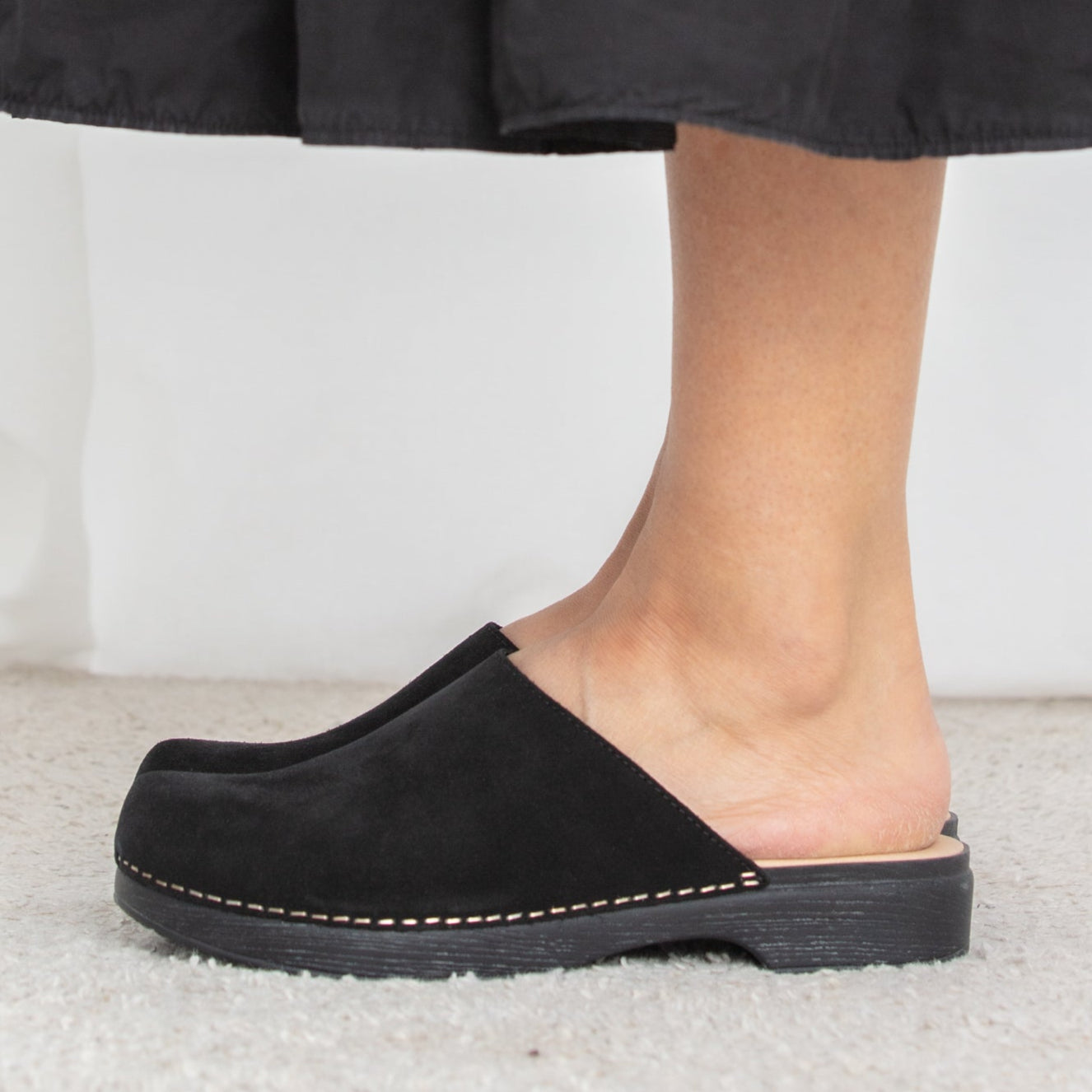 Calou Helena black suede classsic clogs on model
