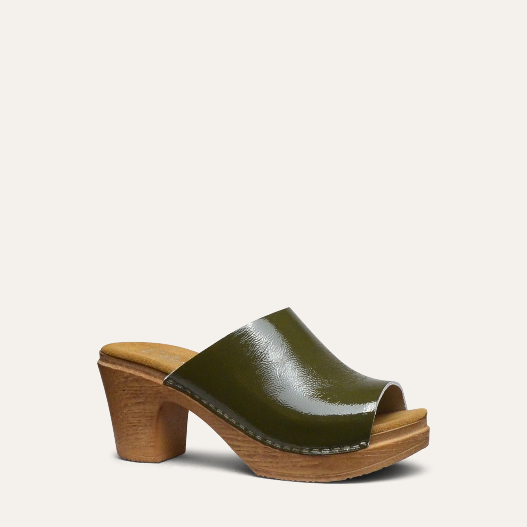 Frida green patent leather clog sandal calou stockholm