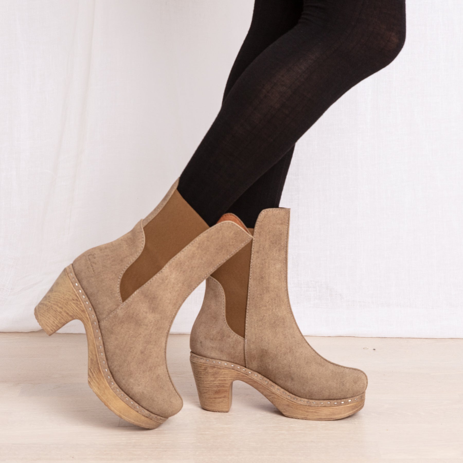 Leia beige suede clog boots on model Calou
