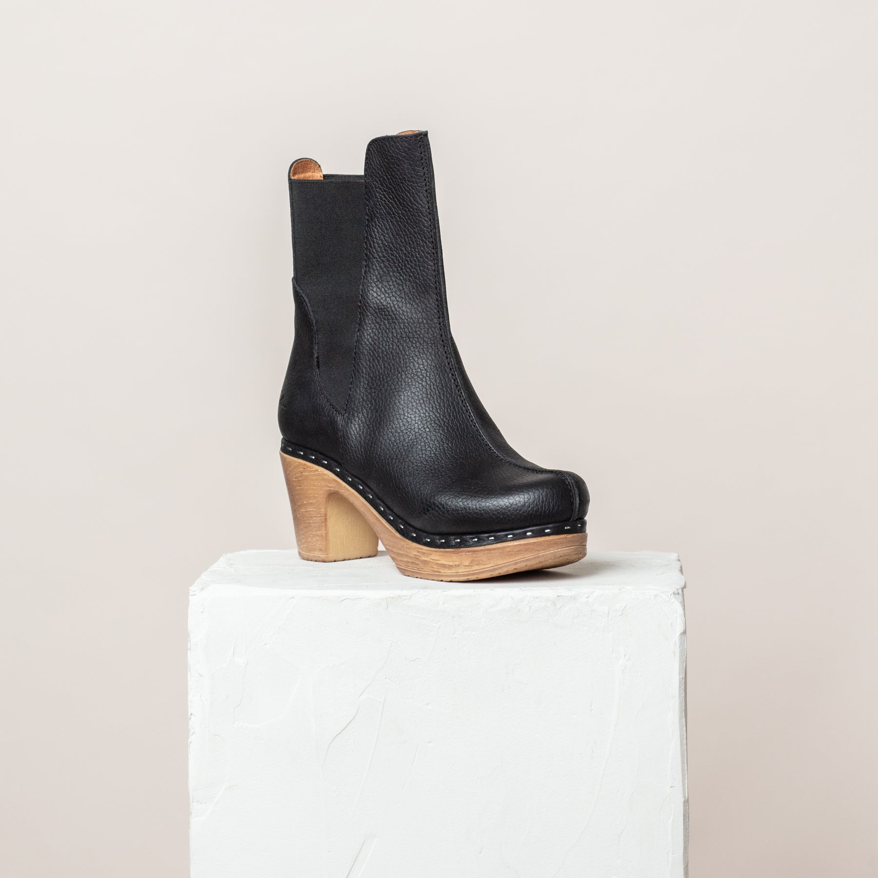Leia black leather clog boot on pillar Calou
