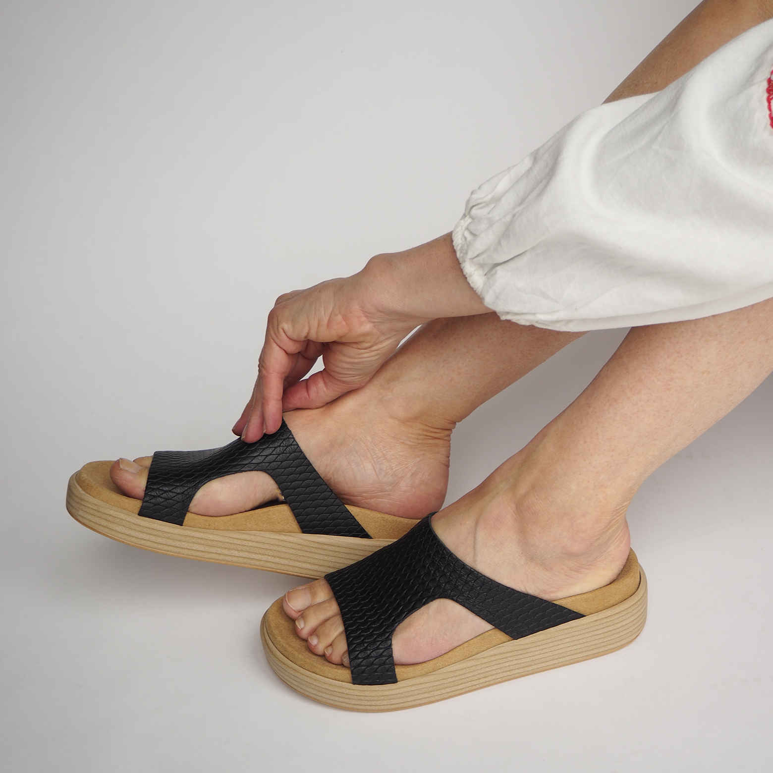 Lilian black orthopedic leather clog sandals on model, Calou Stockholm