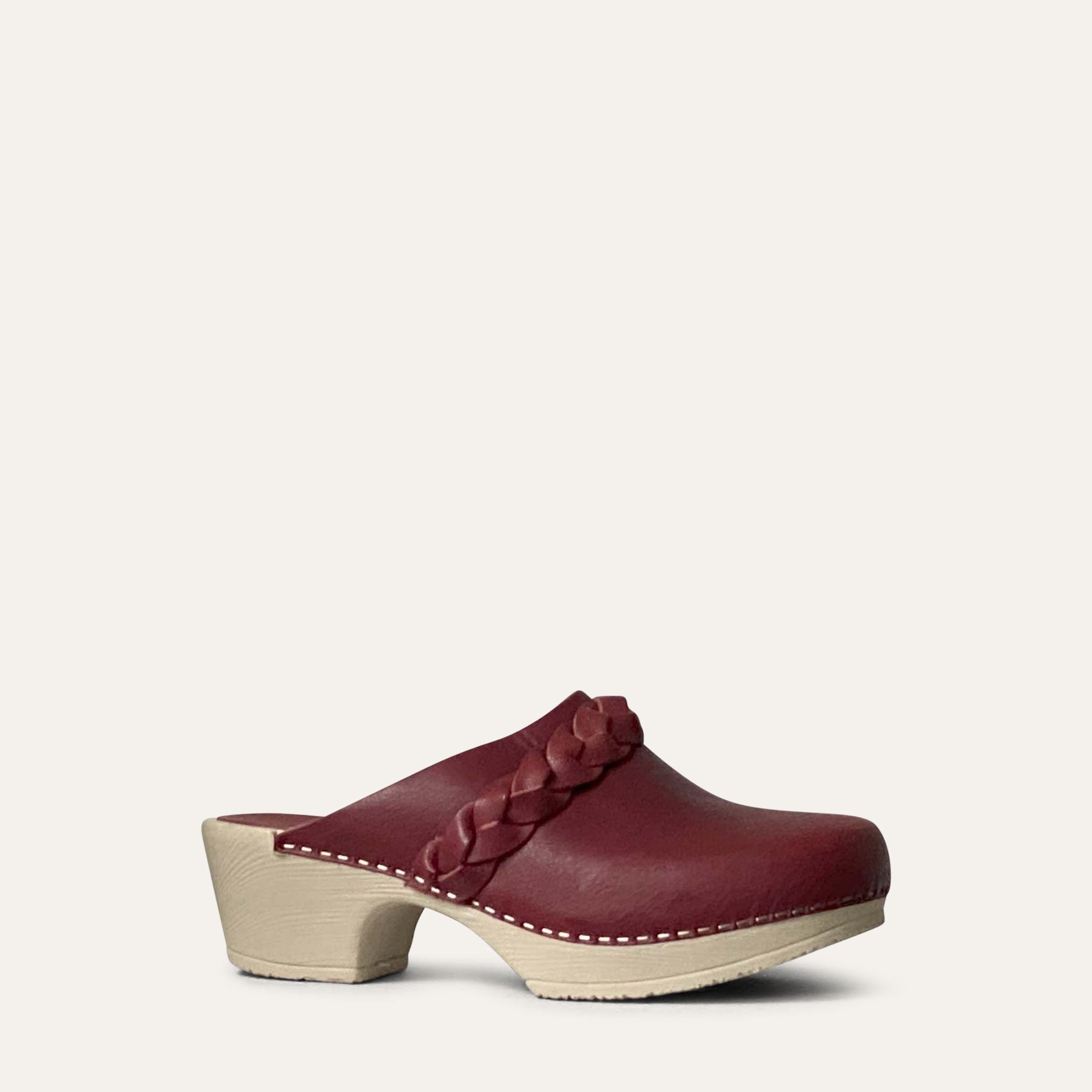 Calou Clogs Lotta red leather clog, braided detail
