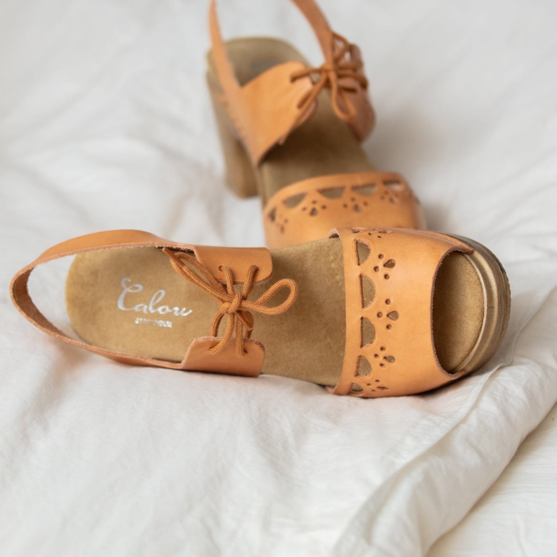 Notty natural leather MaryJane clogs on bed Calou