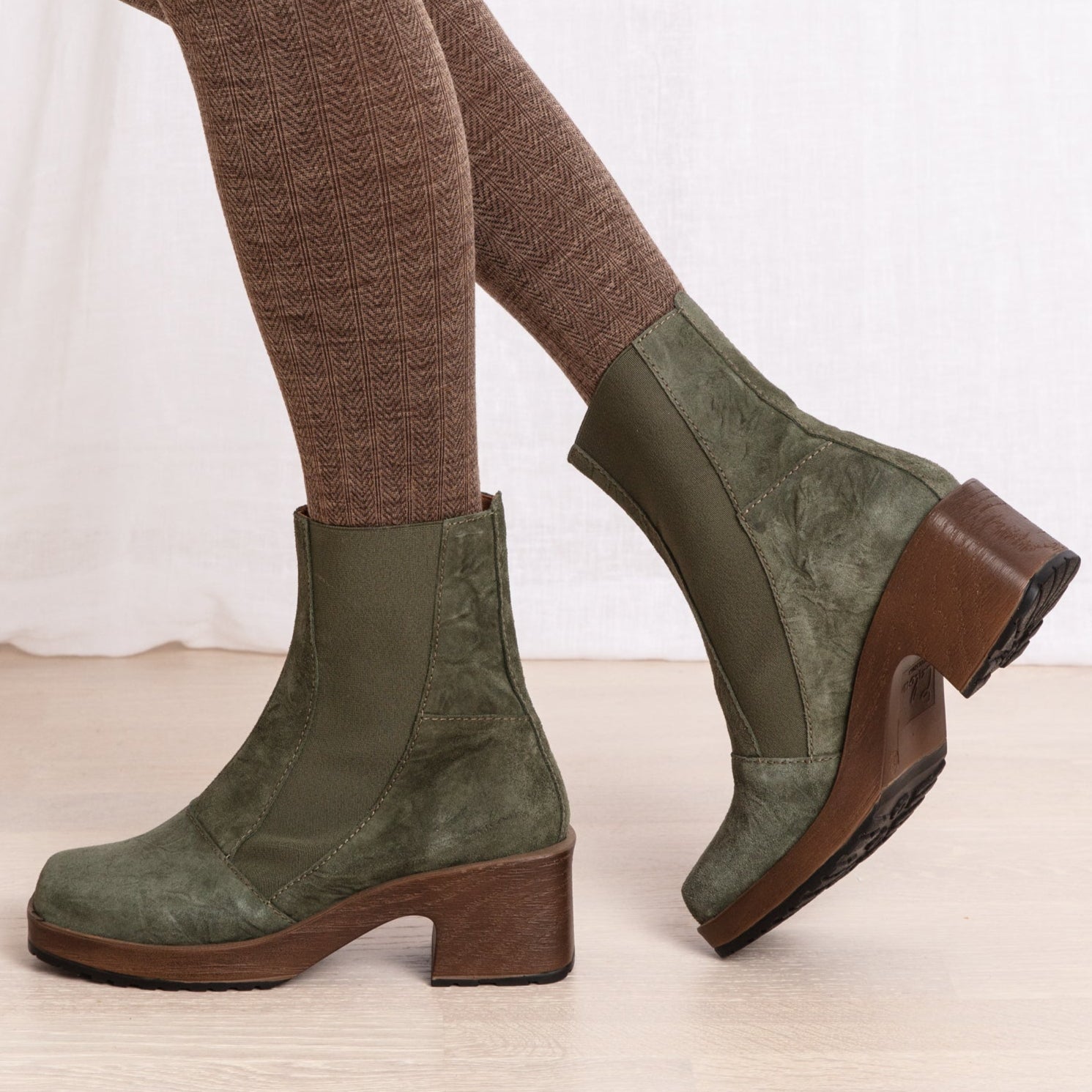 Signe green suede clog chelsea boots on model, Calou Stockholm