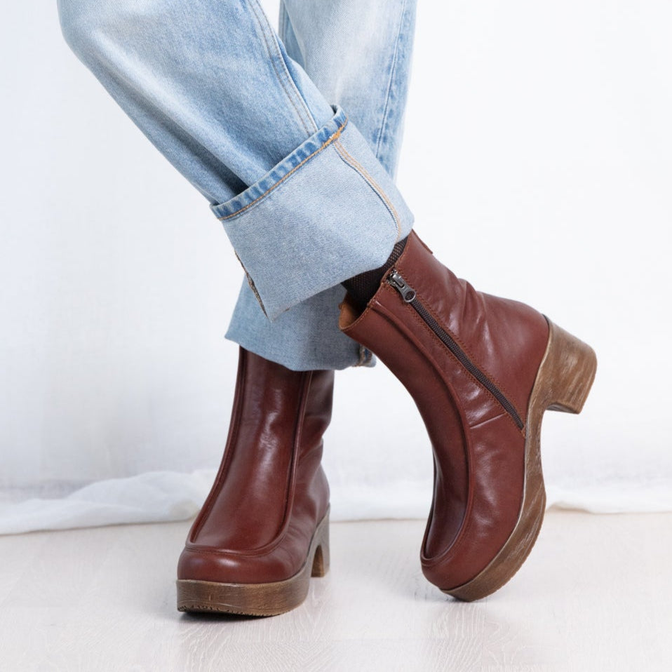 Viola cognac clog boots on model, Calou stockholm