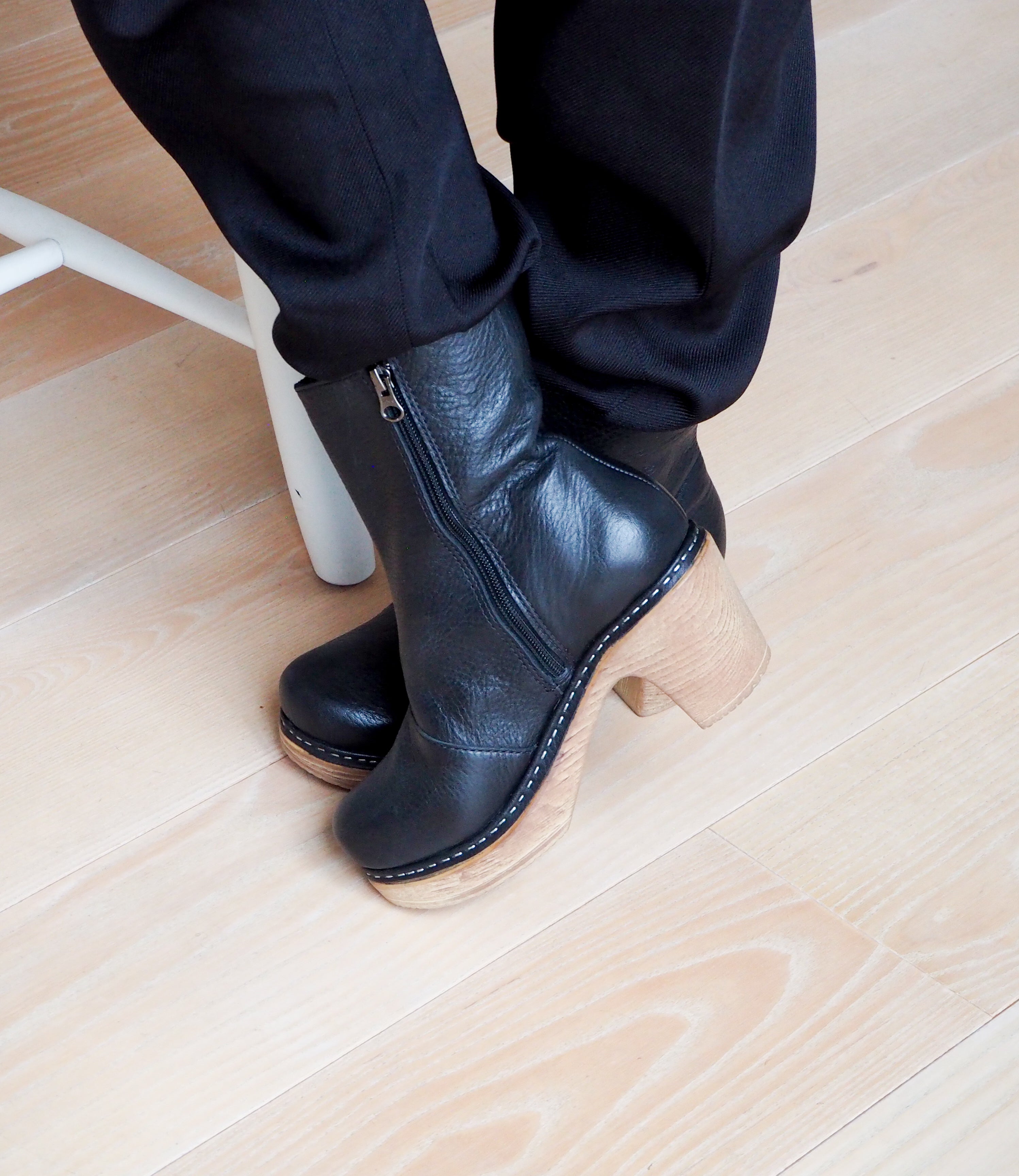 Molly black leather boot on model Calou