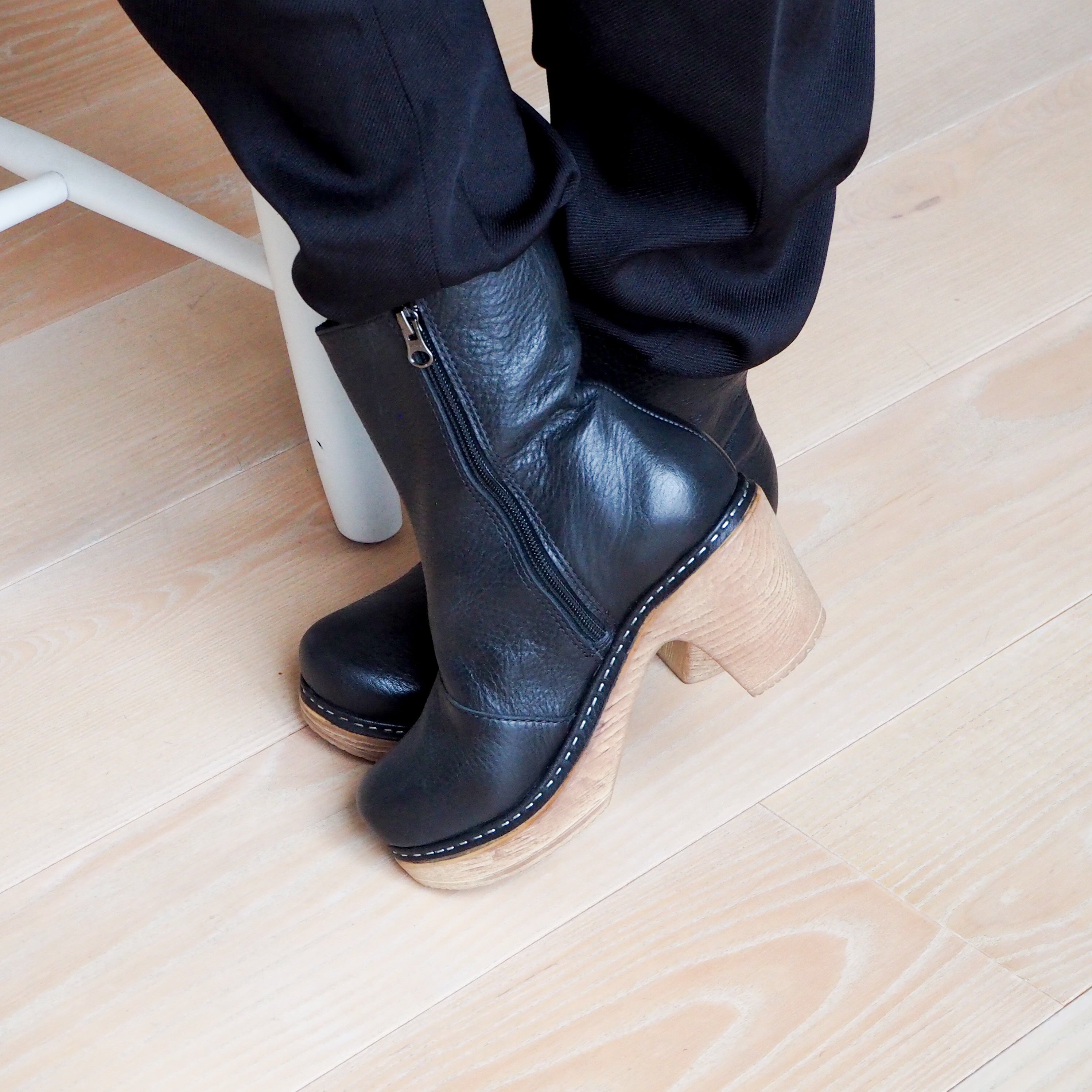Molly black leather boot on model Calou