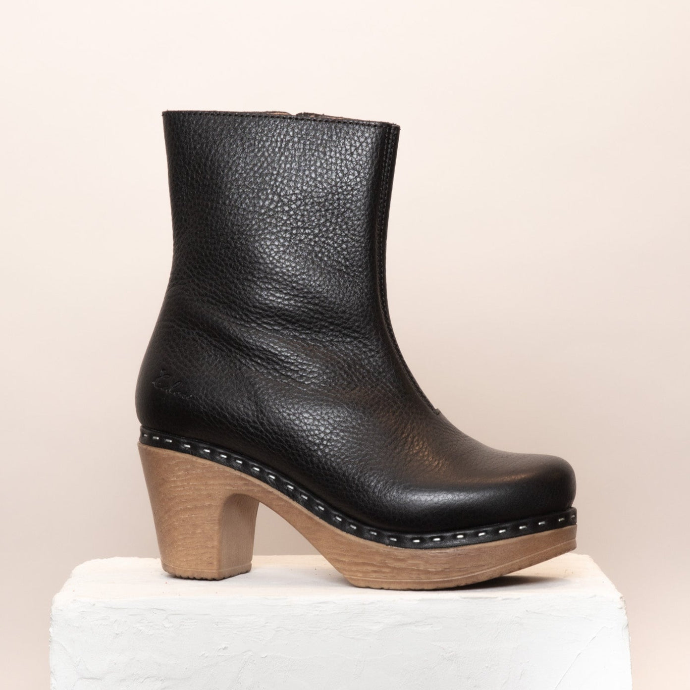 Molly black leather clog boot on pillar Calou