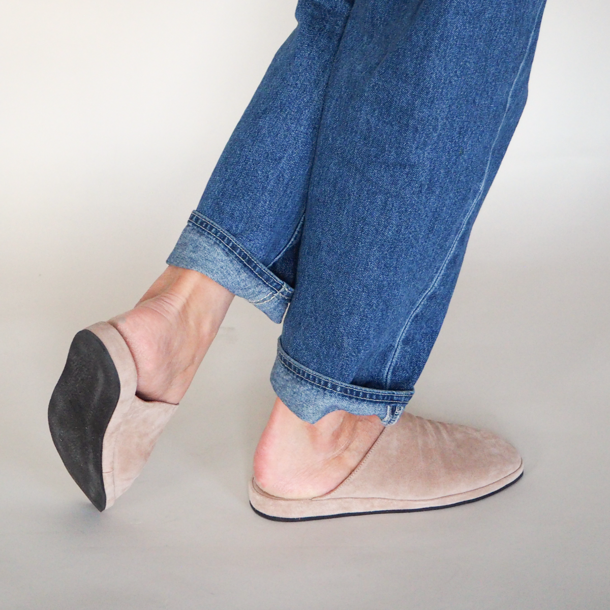 Tara pink suede slippers on model, Calou stockholm