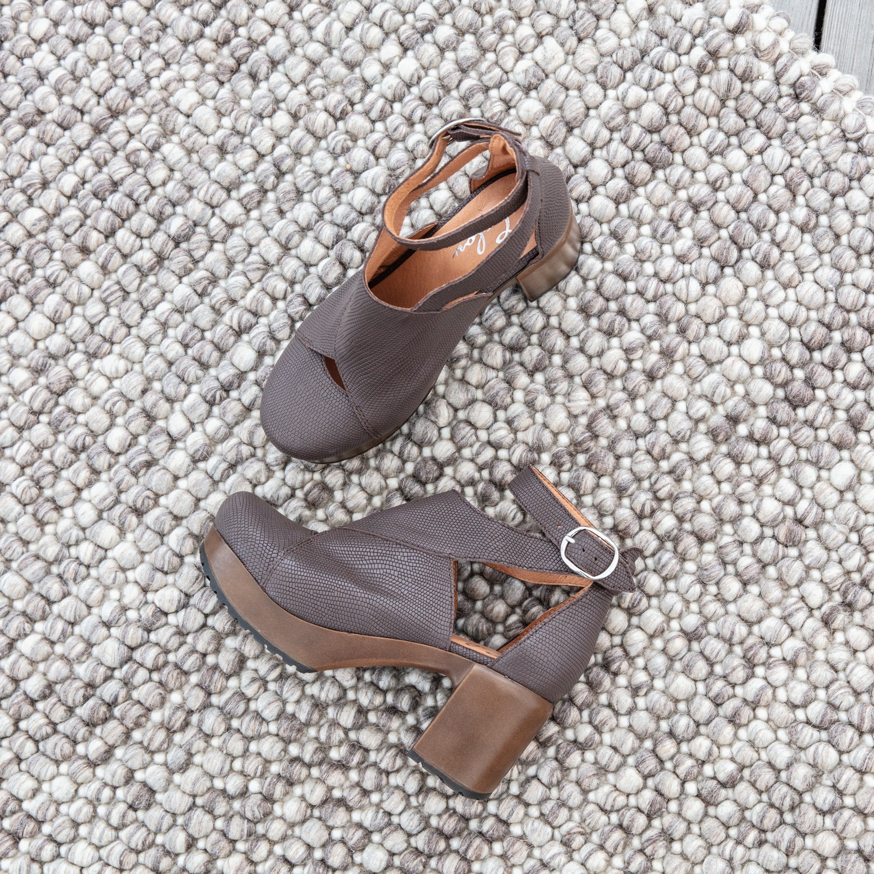 Bea brown leather clogs on carpet Calou Stockholm