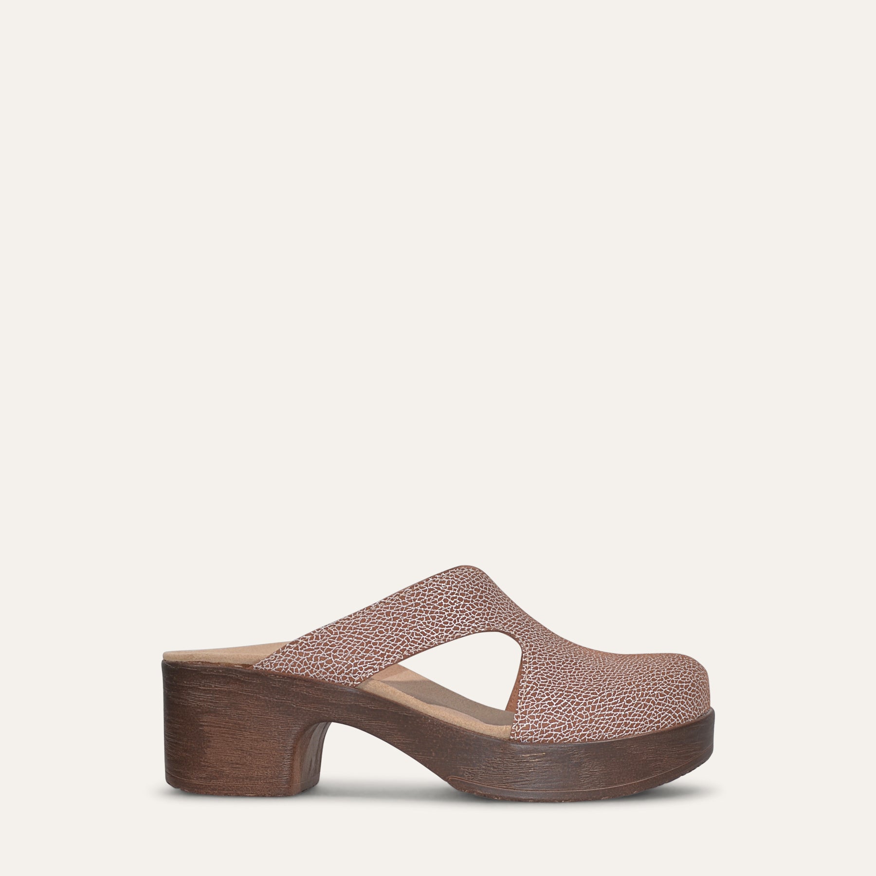Calou Eivor brown clog with structured leather on soft flexible sole and anatomic insole