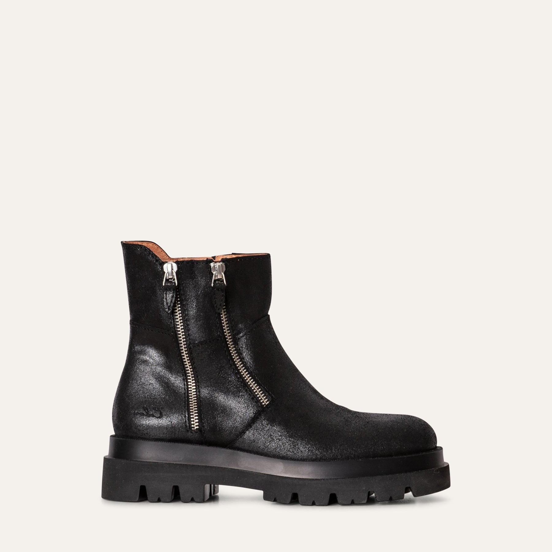 Emma black leather boot tractorsole Calou