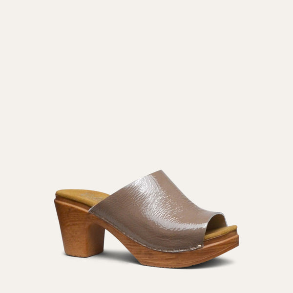 Frida beige patent leather clog sandal