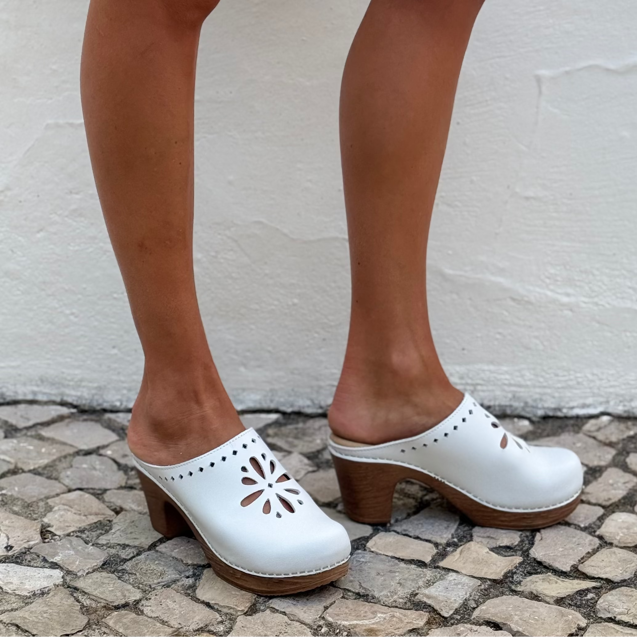 Calou White clogs with flower cut-out on flexible sole by Calou Lifestyle