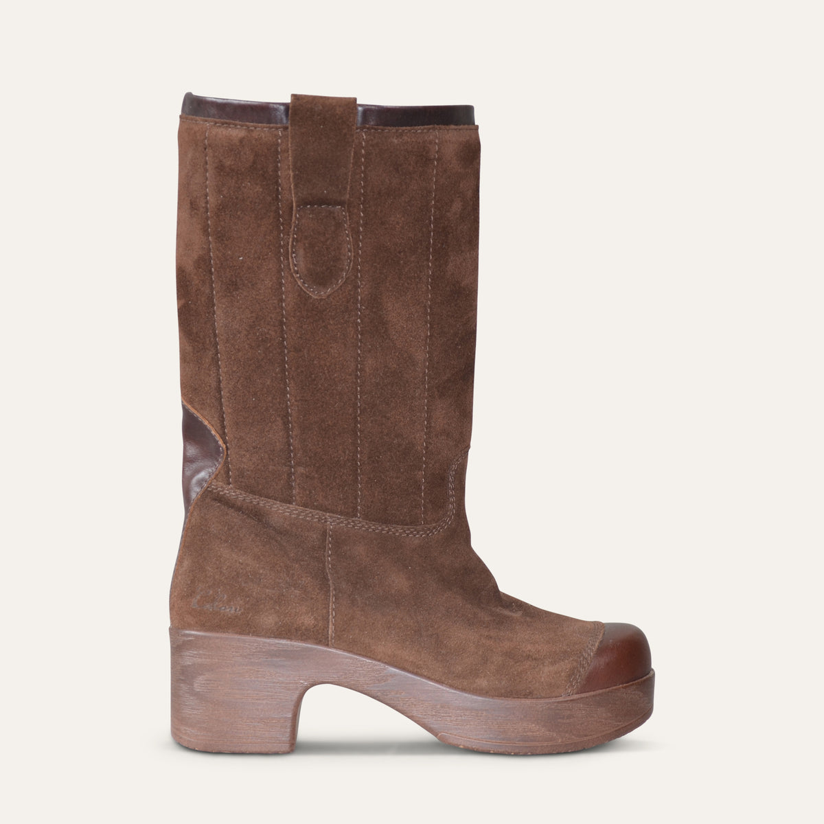 Brown suede Calou Fia slip-on boot with 5.5 cm wooden-look heel, 2.5 cm platform and 24 cm shaft, side view