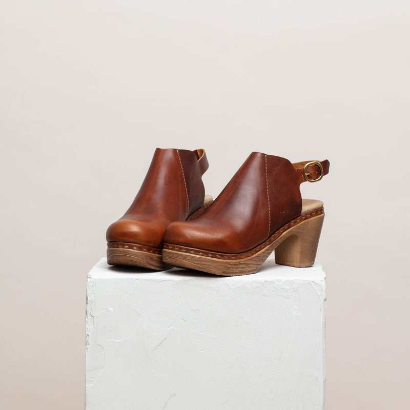 Calou Clogs | Tyra Brown leather clog with heel – Calou Stockholm